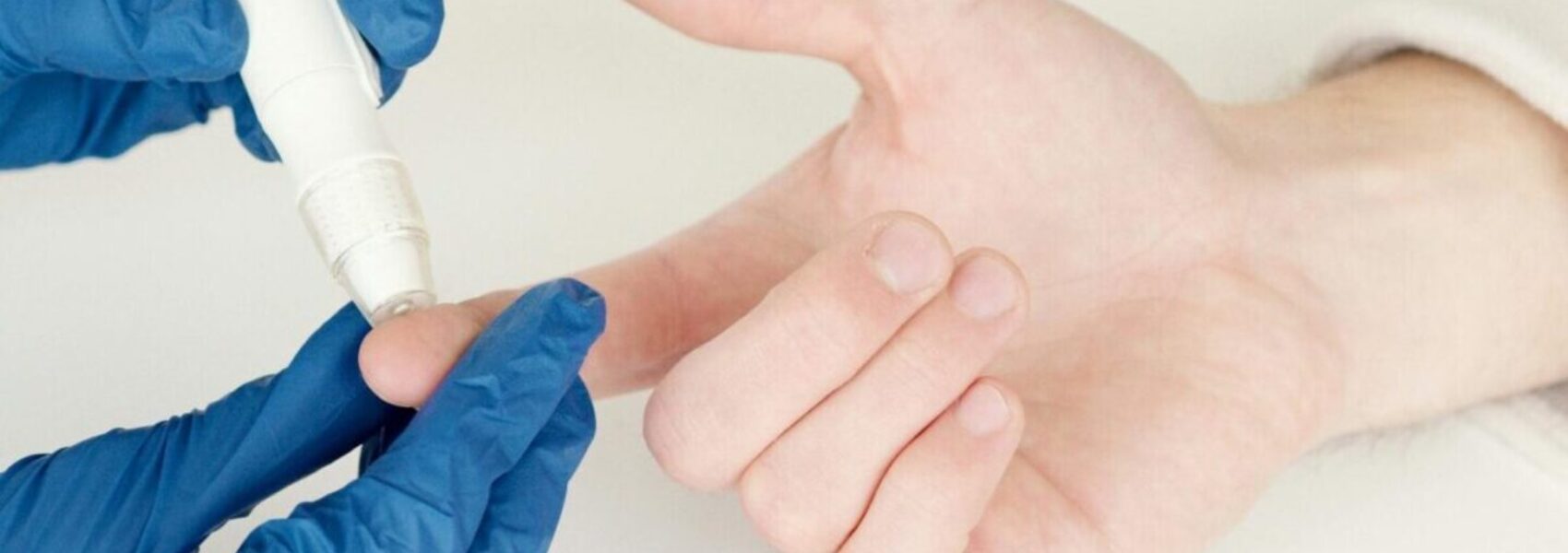 El proposito de la imagen es demostrar un paciente que se esta tomando una prueba para la toma de glucosa en sangre